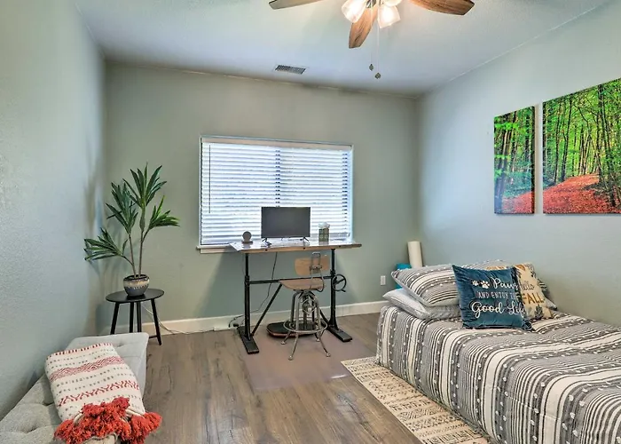 Pet-friendly Escape W/ Fenced-in Yard! Hébergement de vacances Flagstaff