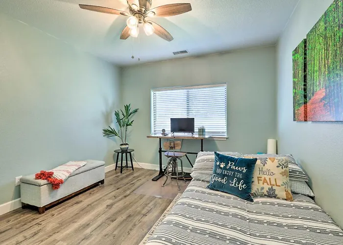 Pet-friendly Escape W/ Fenced-in Yard! * Flagstaff