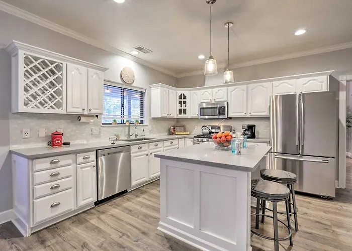 Hébergement de vacances Pet-friendly Escape W/ Fenced-in Yard! *